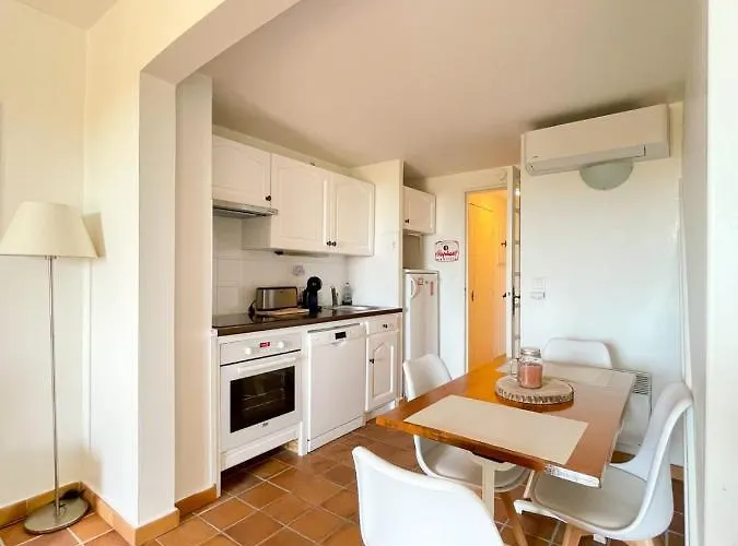 Superb With Balcony Near The Апартаменти