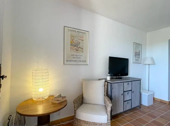 Superb With Balcony Near The Apartman Saint-Raphaël